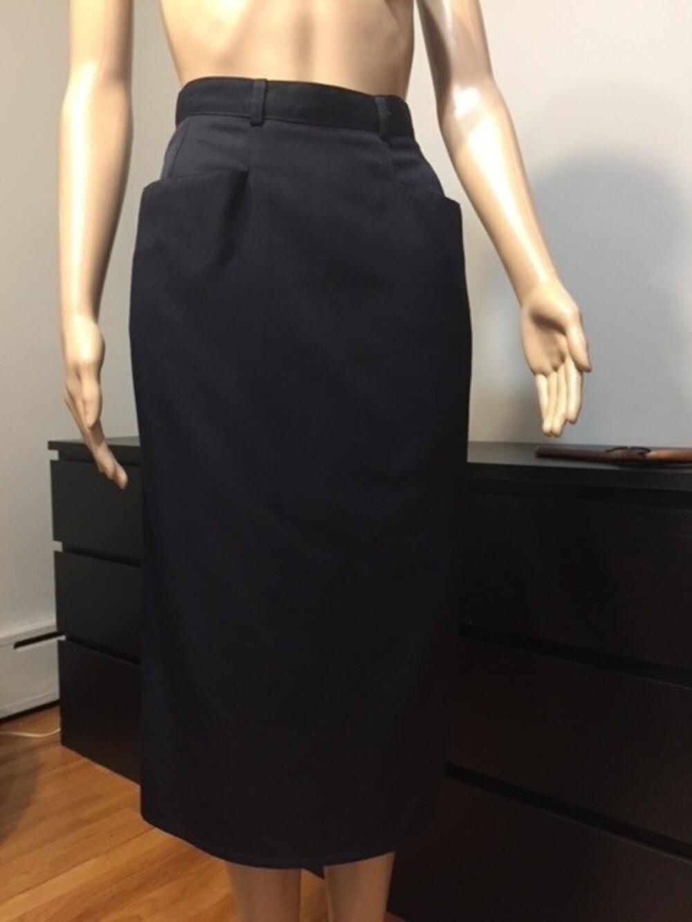 Benetton Elegant Retro 80' dark blue midi skirt. Made in Italy.